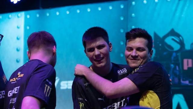 教练根据对 教练根据对